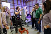 Michael Werder (Mitte), Filmemacher, erklärt im Kultursilo Bösch die Arbeit das Filmemachers. Werder zeigte der Kulturgruppe auch das Mikrofon am Set. (Bild: Werner Schelbert)