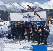 Marco Odermatt posiert für das Siegerfoto als Juniorenweltmeister im Super-G. (Bild: facebook.com/SwissSkiTeam)
