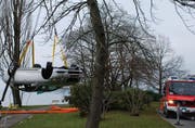 Der Unfallwagen wird geborgen. (Bild Luzerner Polizei; siehe auch Aufnahme unten)