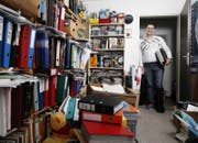Vinzenz Brändle inmitten seiner «Schätze». (Bild Stefan Kaiser (Rotkreuz, 8. November 2016).)