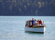 Marc Meyer, Hans Zehnder, Charly Nussbaumer und Albi Iten (von links) geniessen den Spätsommer auf dem Ägerisee. (Bild Stefan Kaiser)