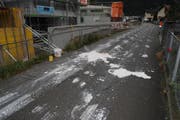 Die unbekannten Täter verschmierten unter anderem eine Strasse mit flüssigem Gips. (Bild: Kantonspolizei Uri)