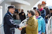Jin Zhiwen verabschiedet Fahrgäste der Panoramajacht «Saphir» gestern Nachmittag beim Landungssteg am Luzerner Schweizerhofquai.