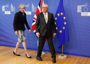 epaselect epa06366605 British Prime Minister Theresa May (L) is welcomed by EU Commission President Jean-Claude Juncker (R) prior to a meeting at the EU Commission in Brussels, Belgium, 04 December 2017. EPA/JULIEN WARNAND (Bild: Julien Warnand/EPA (Brüssel, 4. Dezember 2017))