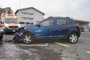 Einer der beiden Unfallwagen auf der Zugerstrasse in Cham. (Bild: PD)