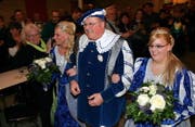 Das neue Oberhaupt Claude I. mit seinen Prinzessinnen Naemi Schär (l.) und Manuela Fux. (Bilder Werner Schelbert/Neue ZZ)