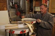 Peter Schuler bei der Arbeit in seiner Garage in Erstfeld. (Bild Urs Hanhart/Neue UZ)