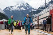 Besucher laufen in Rynächt auf den ersten Zug zu, der am Publikumsanlass am Samstag durch den Gotthard-Basistunnel fährt. (Bild: Keystone / Alexandra Wey)