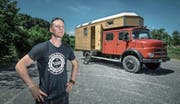 Claudio Röllin vor seinem zum Wohnmobil umgebauten Tanklöschfahrzeug auf dem Parkplatz beim Sedel. Bild: Pius Amrein (Luzern, 26. Juni 2017)