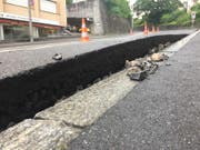 Die Hünenbergstrasse wies nach den Unwettern massive Schäden auf. (Bild: René Meier (Luzern, 23. Juli 2017))