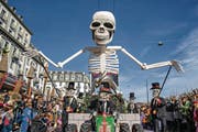 Die Rasselbandi Horw gestern am Fritschi-Umzug in Luzern mit ihrem Motto «Dia de los Muertos» und einem riesigen Skelett als Blickfang. (Bild: Philipp Schmidli (Luzern, 23. Februar 2017))
