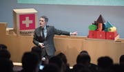 Bundesrat Ignazio Cassis illustrierte gestern seine Rede in Lugano mit Styroporformen. (Bild: Pablo Gianinazzi/Keystone)