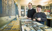 Yvonne und Roger Tschopp beim Regal mit den Blei- und Holzschriften in der Vereins-Werkstatt. (Bild: Boris Bürgisser (Hochdorf, 15. Dezember 2017))