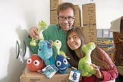 Die Initianten Markus Wittmer und Natalia Raimil inmitten ihrer gesammelten Plüschtiere, die sie eigentlich bereits zu Weihnachten verschenken wollten. (Bild: Corinne Glanzmann / LZ)
