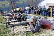 Hanglage im Stroh – für die Sturmgewehrschützen am Morgarten eine besondere Herausforderung. (Bild Werner Schelbert)