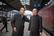 Der eine kommt von Bern, der andere geht nach Bern: Louis Schelbert (links) und Michael Töngi treffen sich am Bahnhof in Luzern. (Bild: Corinne Glanzmann. 8. Dezember 2017)