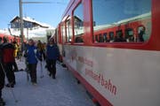 Ein Bahn transportiert Gäste auf den Oberalppass. (Bild: Archiv)