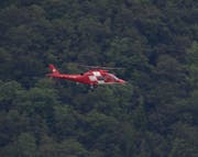 Am Montag nach 17.00 Uhr traf der Rega-Heli für seinen Einsatz in Schwyz ein. (Bild: Geri Holdener, Bote der Urschweiz)