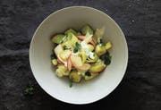 Der Lauch verfeinert nicht nur Suppen, Wähen und Aufläufe: lauwarm an einer Weissweinessig-Sauce wird er zum herrlichen Salat (siehe Rezept unten.) (Bild: Juliette Chrétien/AT Verlag)