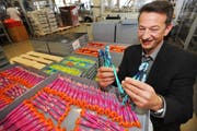 Trisa-Firmenchef Adrian Pfenniger zeigt einige seiner Zahnbürsten. (Bild Eveline Bachmann/Neue LZ)