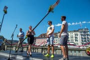 Guido Graf und Ursula Stämmer überreichen den beiden Goldjungen ein Geschenk. (Bild: Dominik Wunderli / Neue LZ)