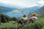 Blick auf den Alpnachersee mit dem Mündungsbereich der Sarneraa (links) und dem Flugplatz. (Bild: Leserbild: Helene Gosswiler)