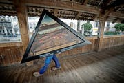 Acht der umstrittenen Bilderkopien wurden im Oktober auf der Kapellbrücke testweise aufgehängt. (Bild: Pius Amrein / Neue LZ)