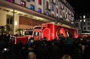 Dichtes Gedränge vor dem Truck. Bei der Fahrertür sitzt der dickbauchige Weihnachtsmann (rote Mütze, Mitte) und posiert mit den Besuchern. (Bild: Stefanie Nopper / luzernerzeitung.ch)
