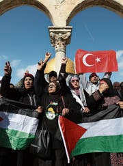 Demonstration mit palästinensischen und türkischen Flaggen auf dem Tempelberg gegen die Verlegung der US-Botschaft nach Jerusalem. (Bild: Mostafa Alkharouf/Getty (Jerusalem, 12. Januar 2018))