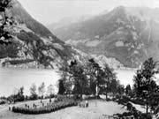 Auf der Rütliwiese versammelt General Henri Guisan am 25. Juli 1940 seine Kommandeure zum Rütlirapport und erläutert ihnen den Grundgedanken des Réduitsystems. (Bild: Keystone/Fotostiftung Schweiz/Theo Frey)