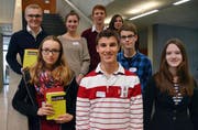 Preisträger/innen des Regio-Cup von «Jugend debattiert», der am Samstag an der Kanti Alpenquai stattgefunden hat: (von links) Daniel Gieger, Hanna Della Casa, Gina Dellagiacoma, Oskar Arnold, Benjamin Gantner, Gabriela Stadler, Timo Hausheer und Mara Labud. (Bild: Benno Bühlmann)