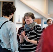 Lisa Bachmann probt mit Schülern für das Kantitheater Musegg. (Bild: Corinne Glanzmann (Luzern, 22. März 2018))