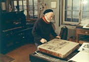 Alois Carigiet in seiner Lithographie-Werkstatt, um 1964.