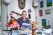 Thomas Büchler (58) bereitet seine Reisen an seinem Schreibtisch in Weggis vor. Bild: Manuela Jans-Koch (23. September 2016)