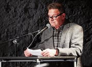 Adrian Hürlimann moderiert die Beiträge der Lyriker auf der Bühne des Burgbachkellers. (Bild: Jakob Ineichen (Zug, 28. April 2017))