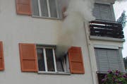 Dichter Rauch dringt aus einem Fenster. (Bild: Luzerner Polizei)