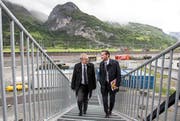 Der Urner Volkswirtschaftsdirektor Urban Camenzind (links) und Bildungsdirektor Beat Jörg bei der Aussichtsplattform Rynächt in Erstfeld. (Bild: Keystone / Alexandra Wey)