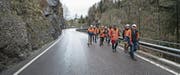 Eine Delegation von Gemeinde- und Kantonsvertretern anlässlich einer Begehung in der Lammschlucht. (Bild: Dominik Wunderli (15. April 2016))