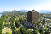 Blick aus der Luft auf das Luzerner Kantonsspital mit dem Bettenhochhaus am Hauptstandort in der Stadt Luzern. (Bild René Meier)