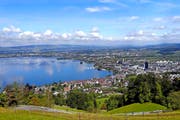 Blick über die Stadt Zug in den Ennetsee. (Bild Werner Schelbert)