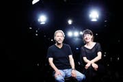 Mitglieder des Theaterensembles Noï, Franz und Judith Spörri, auf der Bühne im Burgbachkeller in Zug. (Bild Stefan Kaiser)