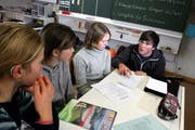 Primarlehrer Silvano Albasini beim Ubterrichten im Schulhaus Acher in Unterägeri. (Bild Werner Schelbert/Neue ZZ)