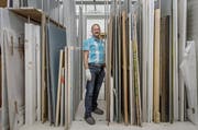 Sammlungskurator Heinz Stahlhut im so genannten «Stangenwald» des Kunstdepots unter dem KKL. Hier reiht sich Bild an Bild. (Bild: Pius Amrein / Neue LZ)