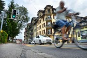 Die Amlehnstrasse in Kriens: Der Gemeinderat möchte sie sicherer für Velofahrer machen. (Bild: Eveline Beerkircher / Neue LZ)