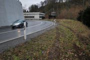 Die gut sichtbaren und orange markierten Reifenspuren abseits der Fahrbahn in der Laubaukurve. (Bild: Stefan Kaiser (Neuheim, 16. Januar 2018))
