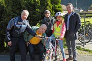 Sie alle kamen zur Radfahrerprüfung: Polizeikommandant Reto Pfister (v.l.), Werner Arnold von der Kommission Breitensport SRB Uri, die Erstfelder Gemeinderätin Rebekka Wyler, eine Schülerin der Schule Bürglen und Landamman Beat Jörg. (Bild: Kantonspolizei Uri)