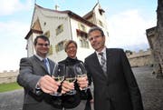 Erster Präsident ist Georg Simmen aus Realp (links), der hier mit den weiteren Verwaltungsratsmitgliedern Karin Gaiser und Fredi Russi auf eine positive Zukunft anstösst. (Bild: Urs Hanhart / Neue UZ)