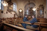 Ufhusens Kirchgemeindepräsidentin Margrit Müller und Daniel Filliger, Präsident der Spendenkommission, in der frisch renovierten Kirche St. Johannes. (Bild Pius Amrein)