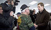 Conor Lamb (rechts) während eines Wahlkampfauftritts. (Bild: Andrew Harrer/Bloomberg (Waynesburg, 11. März 2018))