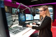 Liliane Küng, Moderatorin von Radio Pilatus, im neuen Studio im Maihof. (Bild Boris Bürgisser)